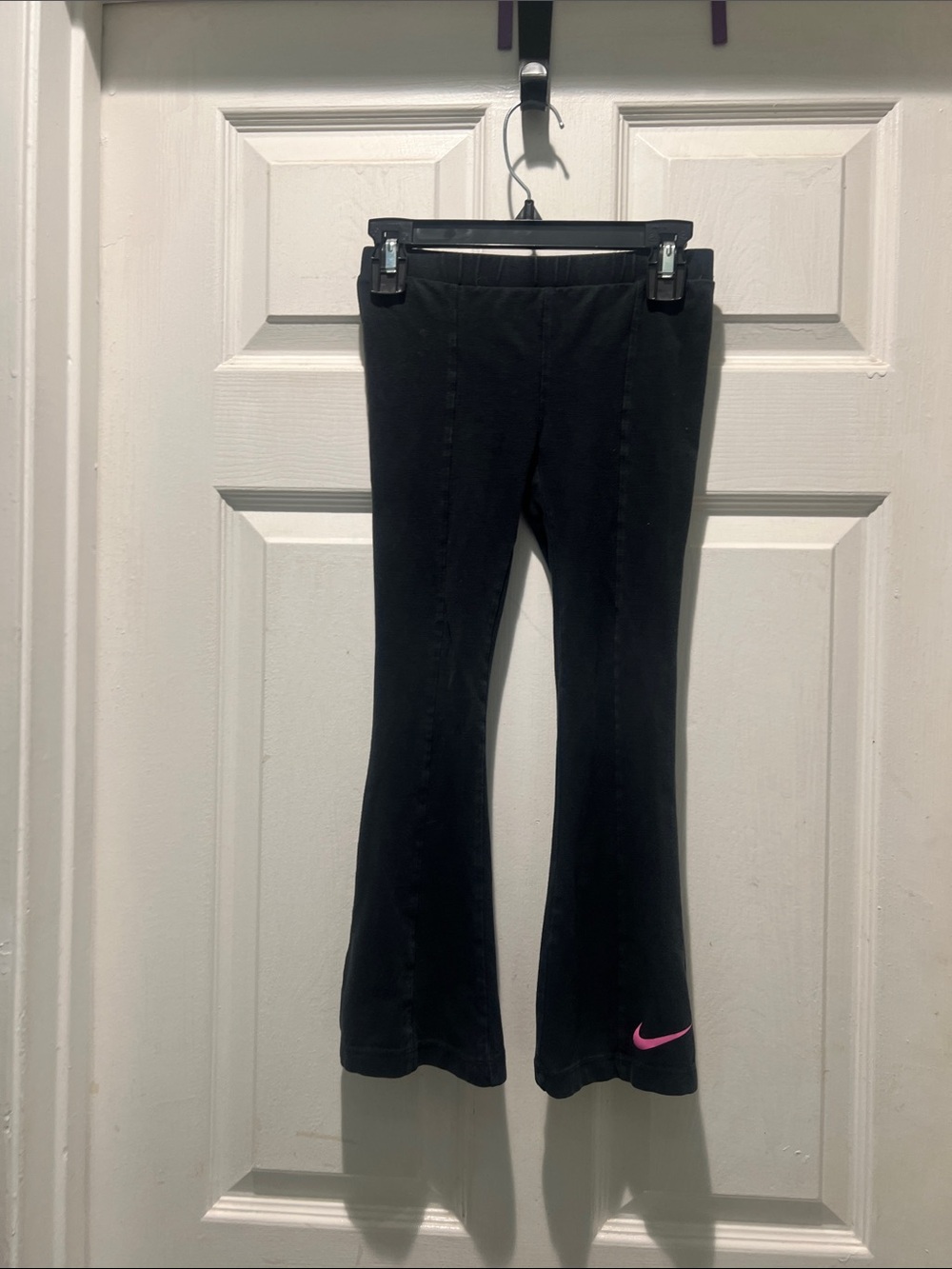 Nike Black Kids Flared Leggings with Pink Swoosh